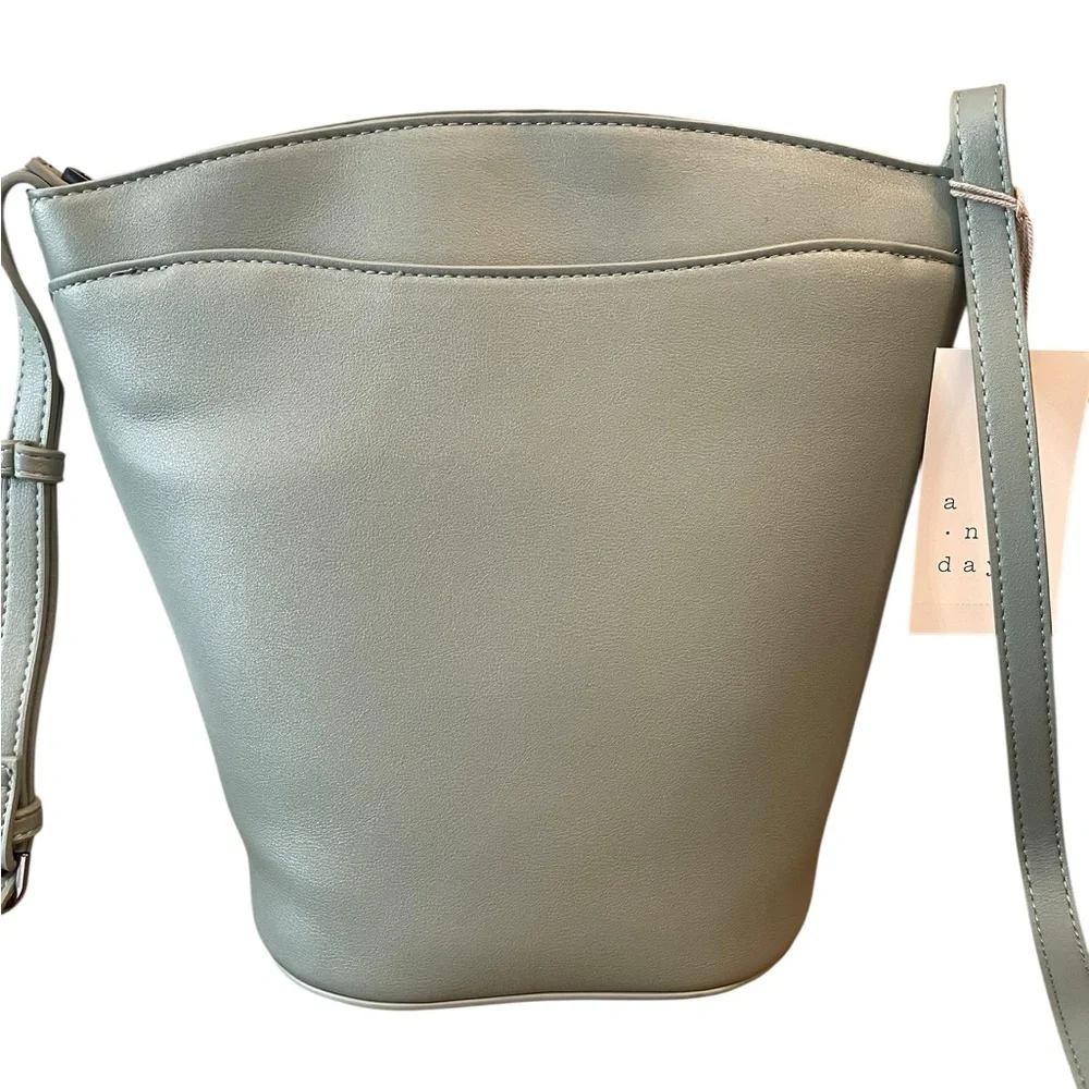 Sleek Green Crossbody‎ Bucket Bag